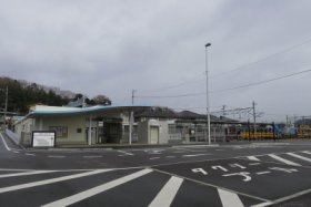 あき亀山駅全景