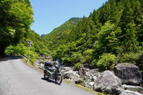 釜ケ谷川沿いです