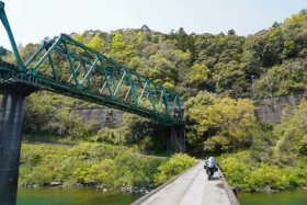 橋の上からだと…