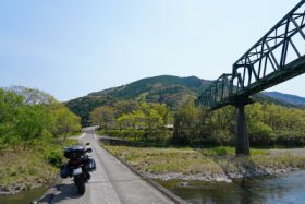 列車が…