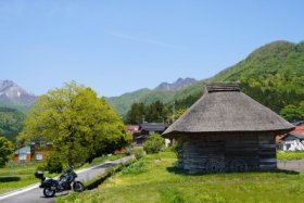 御机の茅葺小屋