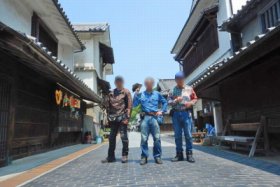 通りの真ん中で…