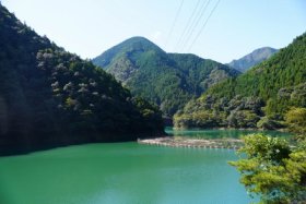 ダム湖です