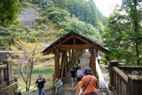 立ち寄る人多し…