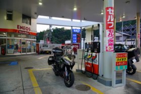 高速の前に給油です