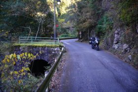 道路の下側っぽい