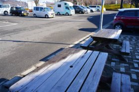 テーブルに霜が…