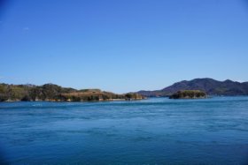 伯方島の北東の海岸沿い