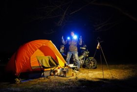 首にはライトを…